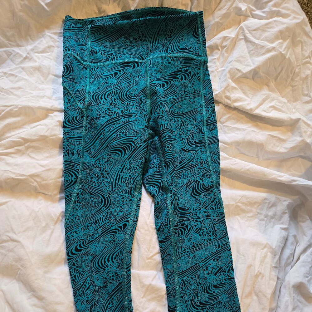 Lululemon workout capris size 4